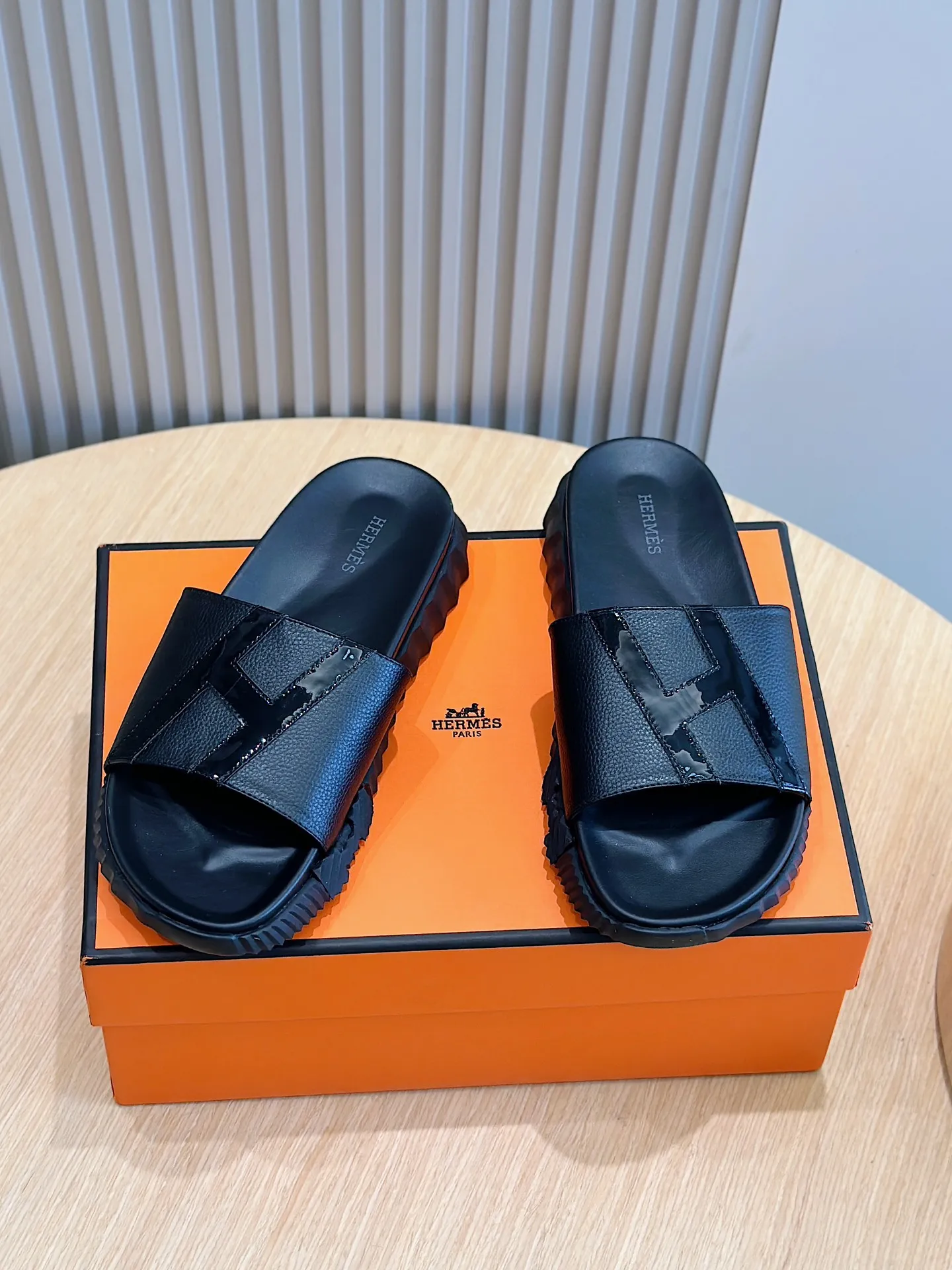 [HERMÈS] Top men's shoes 💰: 340💰 Size: 39-44 (38.45 46 custom-made) Herme*H Home Hermès Men's Sandals and Slippers - Original Replica Purchase the original version and make it one to one, the outsole is privately modeled, and the outsole color corresponding to each color is the same as the original version. Come to those who know the stuff 💪 The ultra-light soles are designed in contrasting colors, and they feel so comfortable on your feet! Calfskin, cowhide feet, private mold outsole.